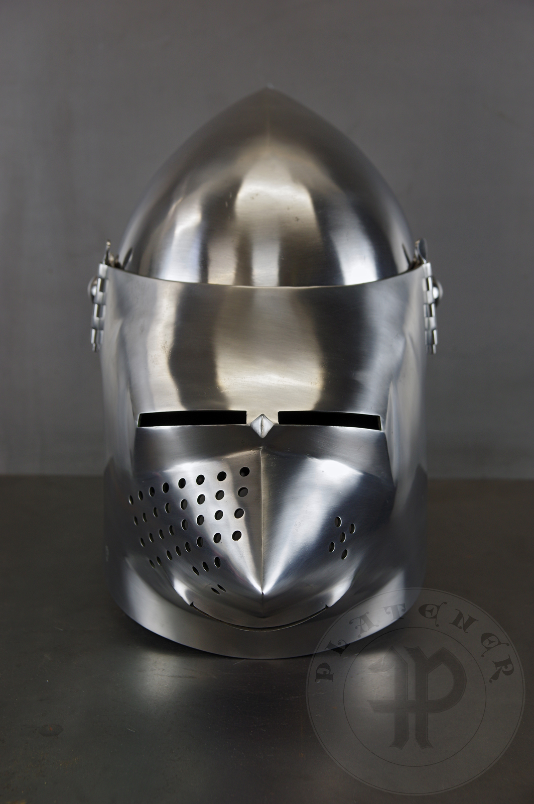 Helmet inspired by the Lyle bascinet from Royal Armouries in Leeds, formerly part of Churburg armoury. Material: 2 mm steel with 0,3 % carbon. Heat treatment: hardened and tempered up to 34 HRC. Weight 4,220 kg / Przybica starszego typu tzw. psi pysk wzorowana na oryginale z Royal Armouries w Leeds, poprzednio cz zbrojowni w Churburgu. Materia: stal 2 mm o zawartoci wgla 0,3%. Hartowany i odpuszczany do 34 HRC. Waga 4,220 kg.